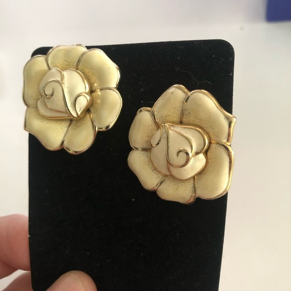 Bold Gold Floral Earrings - vintage clip ons - Picture 2 of 5
